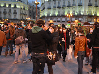 Gente con mascarillas en la Puerta del Sol.