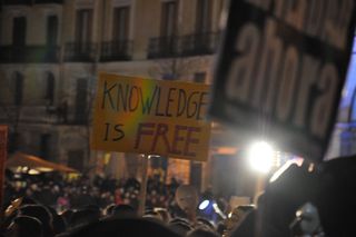 Un cartel que reivindica la liberación del conocimiento.