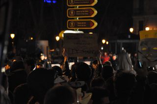 Un manifestante sostiene un cartel.