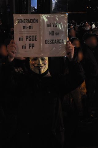 Guy Fawkes sostiene un cartel contra el bipartidismo.