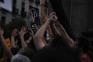 Manifestantes con las manos en alto en acto de protesta.