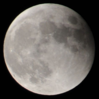 Fotografía de la Luna eclipsada parcialmente (en penumbra).