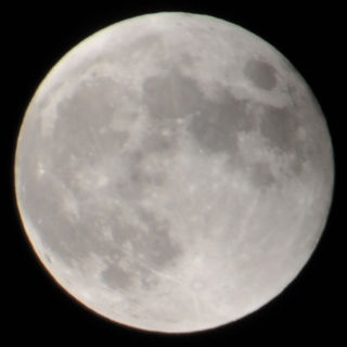 Fotografía de la Luna eclipsada parcialmente (en penumbra).