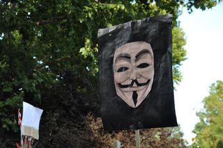 Un cartel con el dibujo de la máscara de Guy Fawkes.