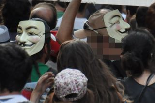 Manifestantes con caretas de Guy Fawkes.