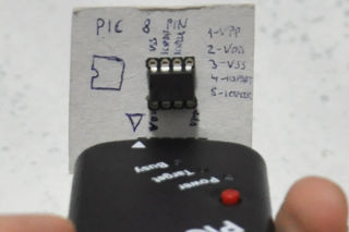 Vista frontal del adaptador con un microcontrolador y un programador conectados.