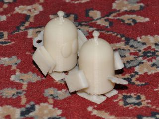 Dos figuritas de plástico con forma de robot.