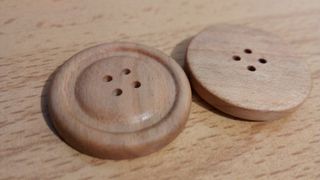 Botones de madera acabados.