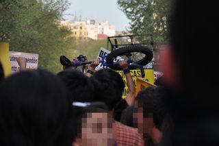 Un manifestante levanta su monociclo al ritmo de las consignas.