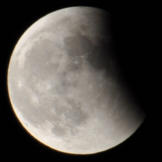 Fotografía de la Luna eclipsada parcialmente (umbra parcial).