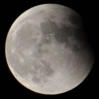 Fotografía de la Luna eclipsada parcialmente (casi completamente en penumbra).