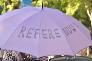 Paraguas con la inscripción 'referéndum'.