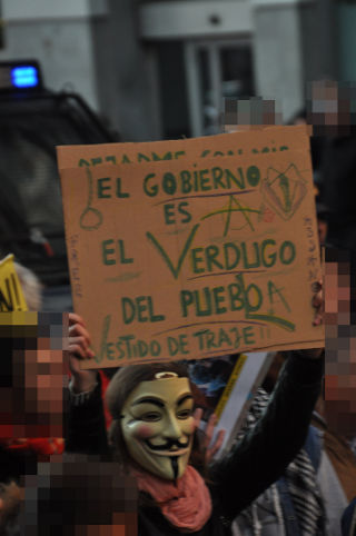 Guy Fawkes con un cartel.