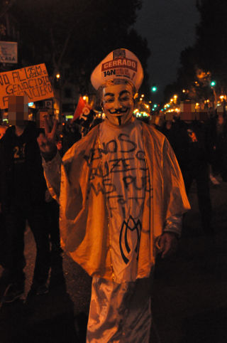 Manifestante disfrazado con una máscara de Guy Fawkes.