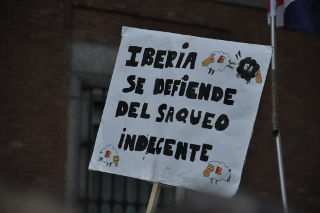 Cartel sobre el desmantelamiento de Iberia.