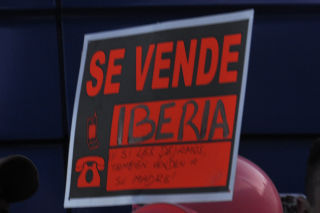 Cartel sobre el desmantelamiento de Iberia.