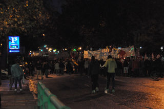 Manifestantes que suben por la calle Atocha.