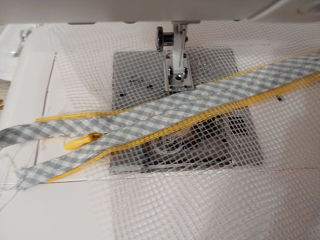 La cinta al bies aplicada al borde de la redecilla permite
          coser con facilidad una cremallera.